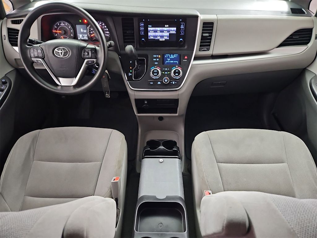 Thumbnail: 2016 Toyota Sienna - 10
