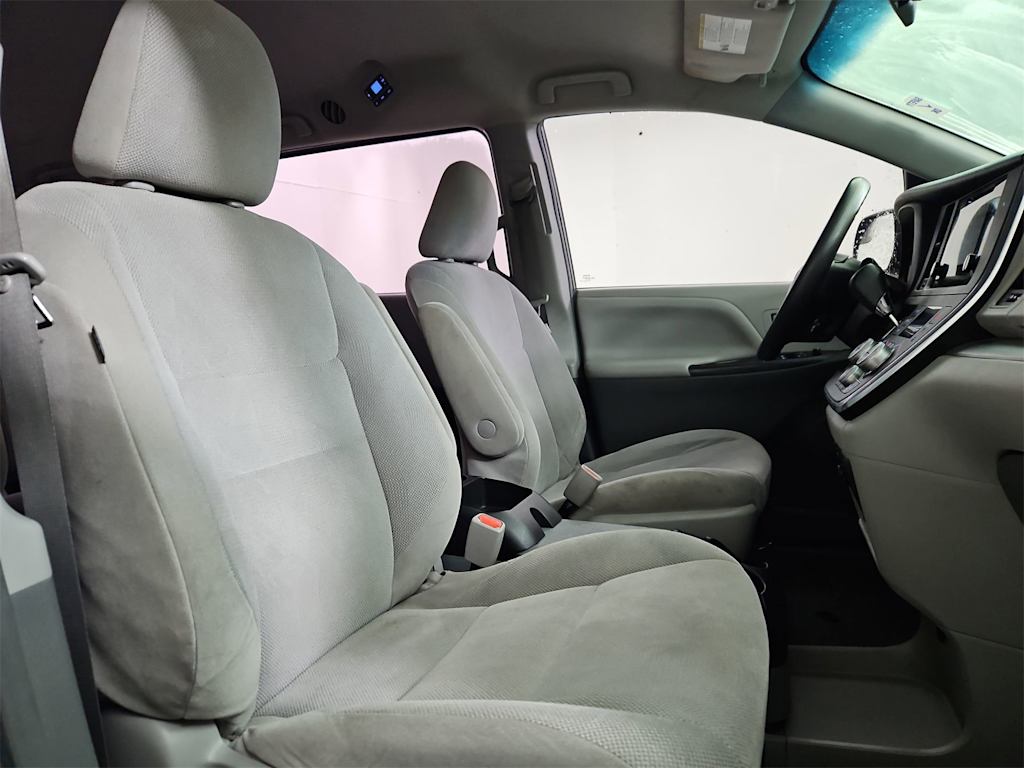 Thumbnail: 2016 Toyota Sienna - 28
