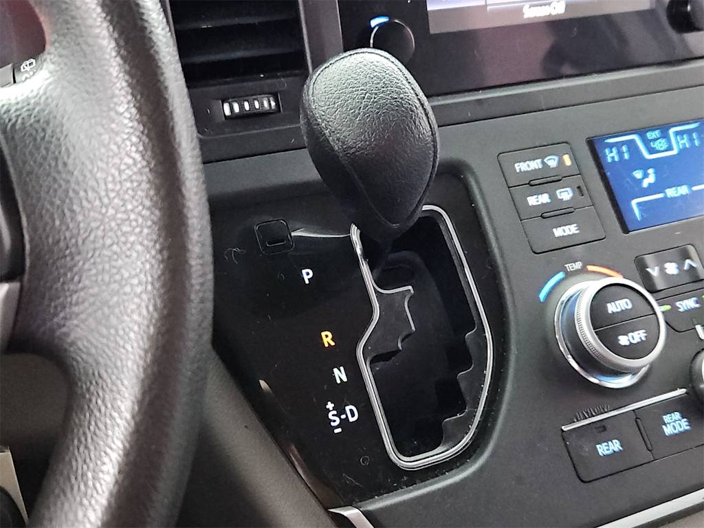 Thumbnail: 2016 Toyota Sienna - 36