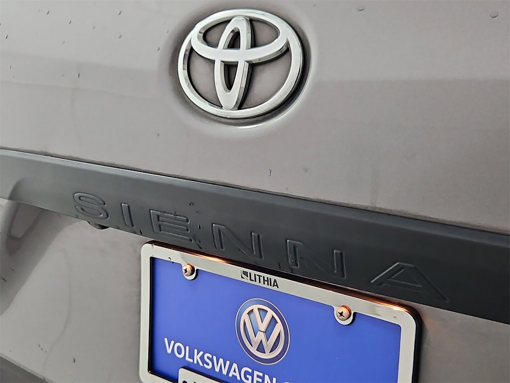 Thumbnail: 2016 Toyota Sienna - 25