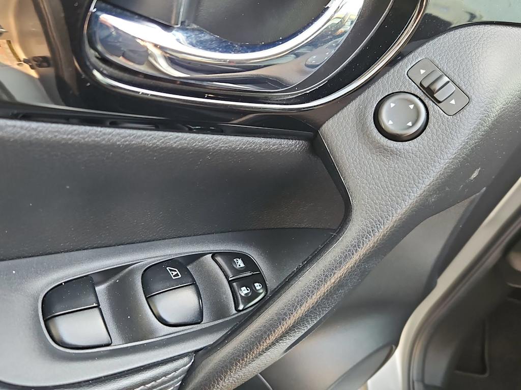 Thumbnail: 2017 Nissan Rogue Sport - 24