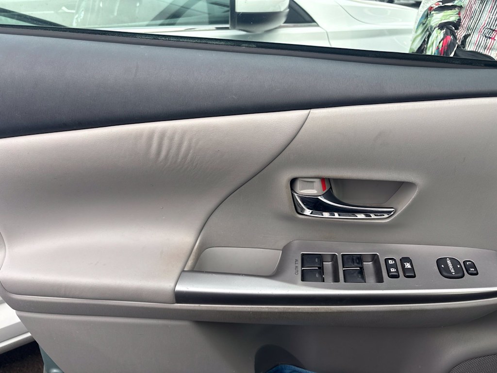 Thumbnail: 2017 Toyota Prius v - 10