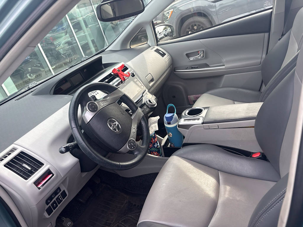 Thumbnail: 2017 Toyota Prius v - 5