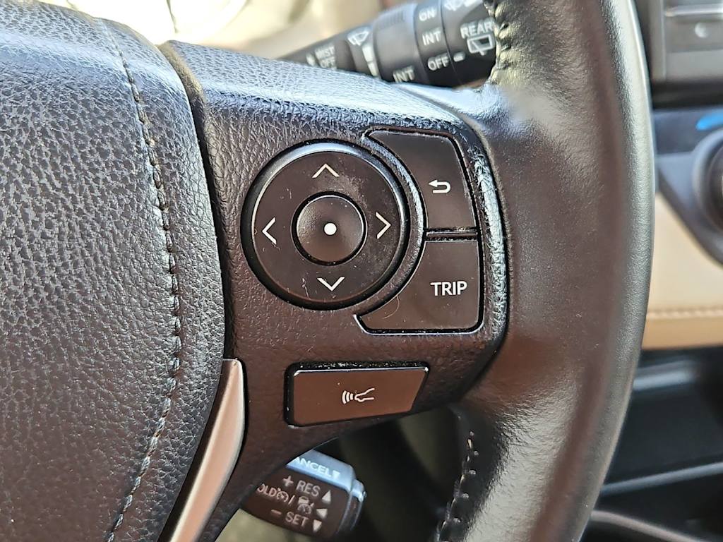 Thumbnail: 2017 Toyota RAV4 - 31