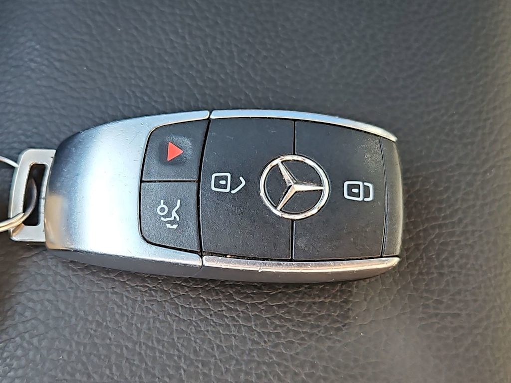 Thumbnail: 2020 Mercedes-Benz GLB - 17