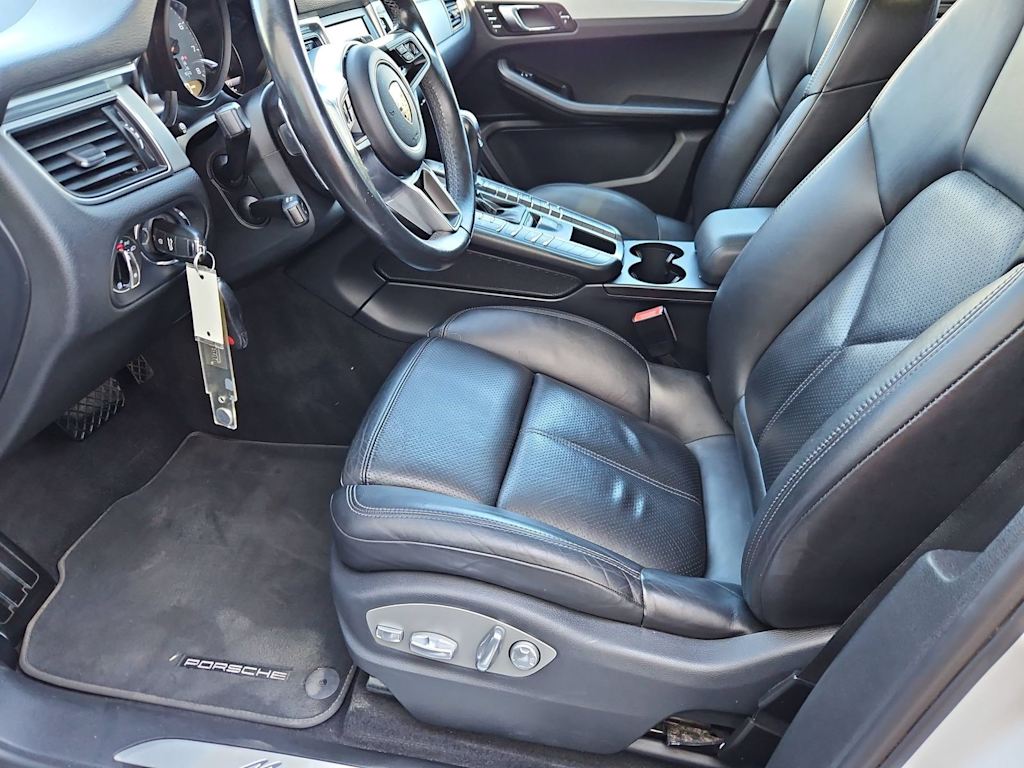 Thumbnail: 2016 Porsche Macan - 11