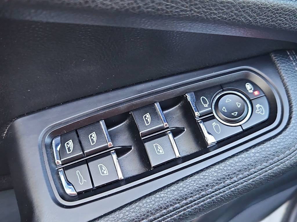 Thumbnail: 2016 Porsche Macan - 26