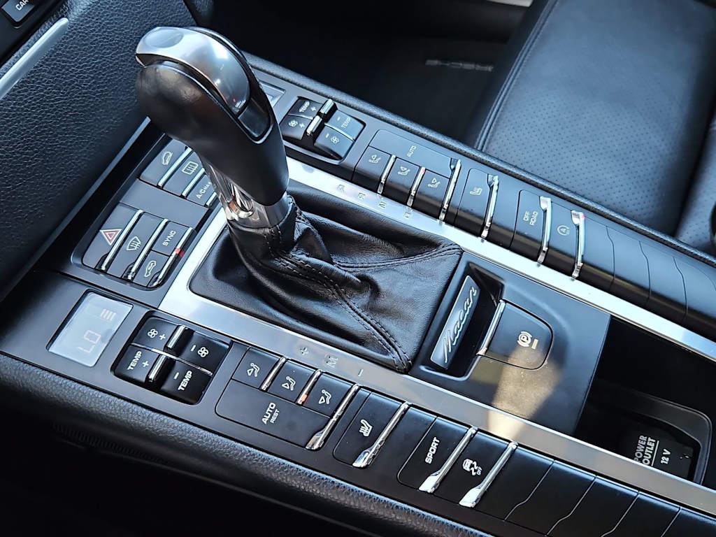Thumbnail: 2016 Porsche Macan - 16