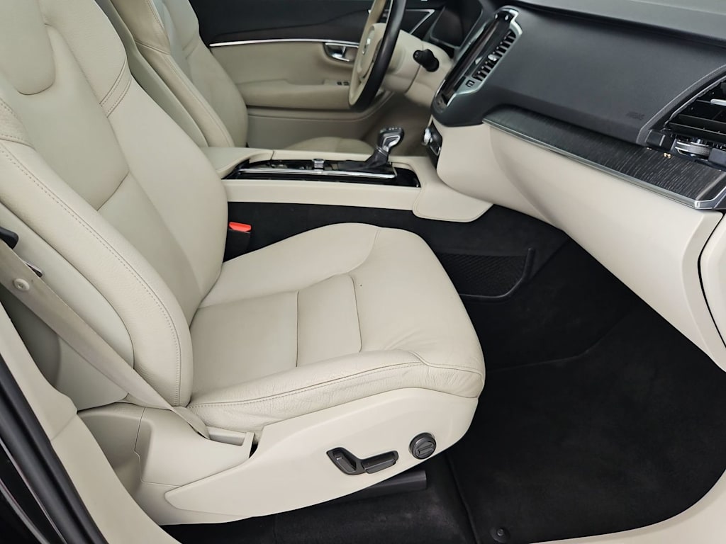 Thumbnail: 2020 Volvo XC90 - 28