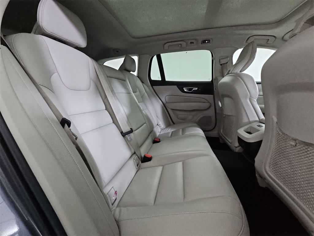Thumbnail: 2021 Volvo V60 - 27