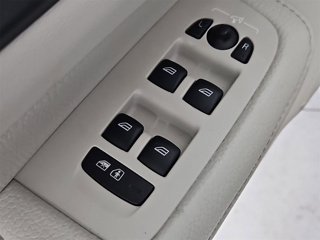 Thumbnail: 2021 Volvo V60 - 25