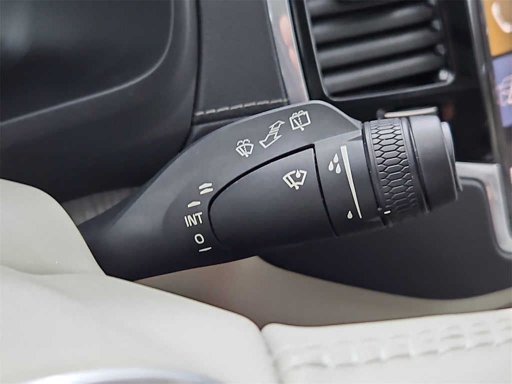 Thumbnail: 2022 Volvo XC90 - 32