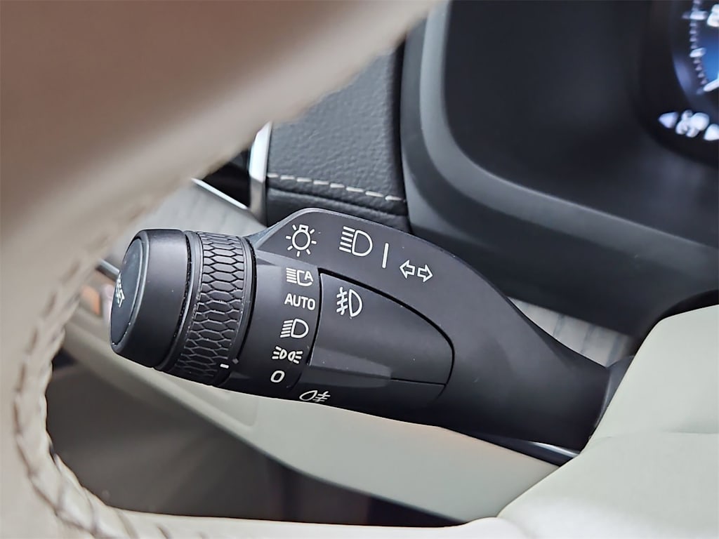 Thumbnail: 2022 Volvo XC90 - 33