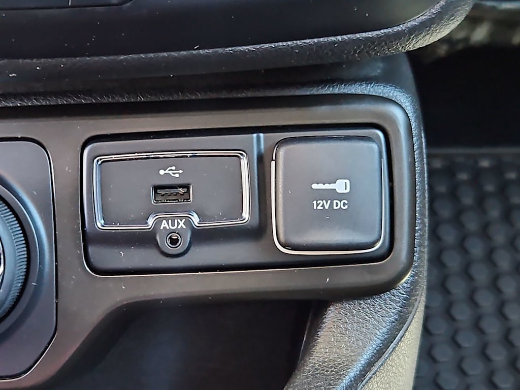 Thumbnail: 2020 Jeep Renegade - 34