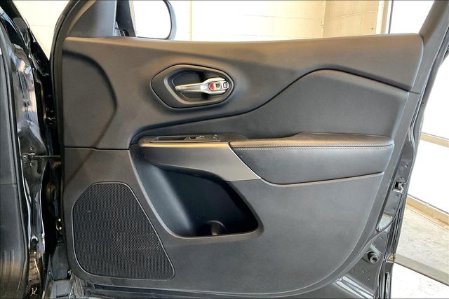 Thumbnail: 2019 Jeep Cherokee - 30