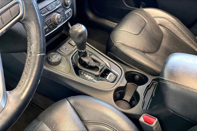 Thumbnail: 2019 Jeep Cherokee - 16