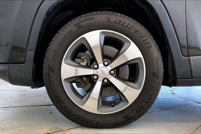 Thumbnail: 2019 Jeep Cherokee - 7