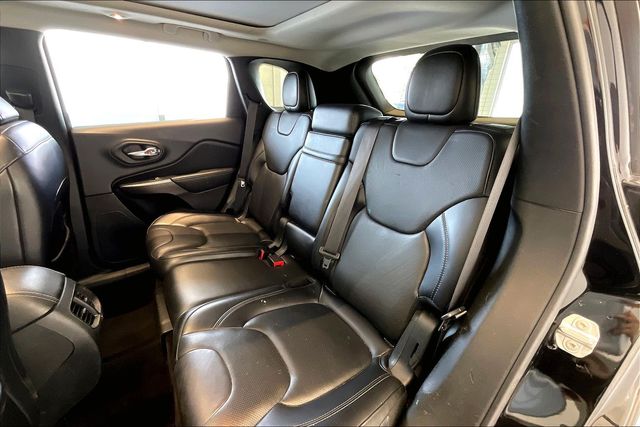Thumbnail: 2019 Jeep Cherokee - 22