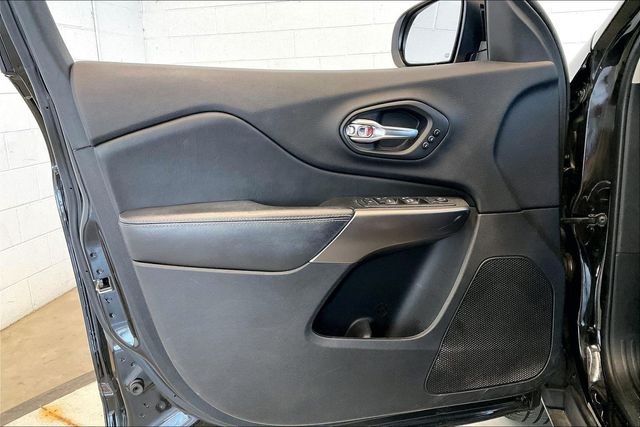 Thumbnail: 2019 Jeep Cherokee - 29