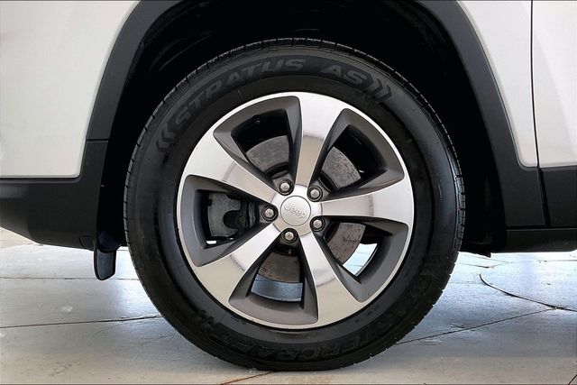Thumbnail: 2019 Jeep Cherokee - 8