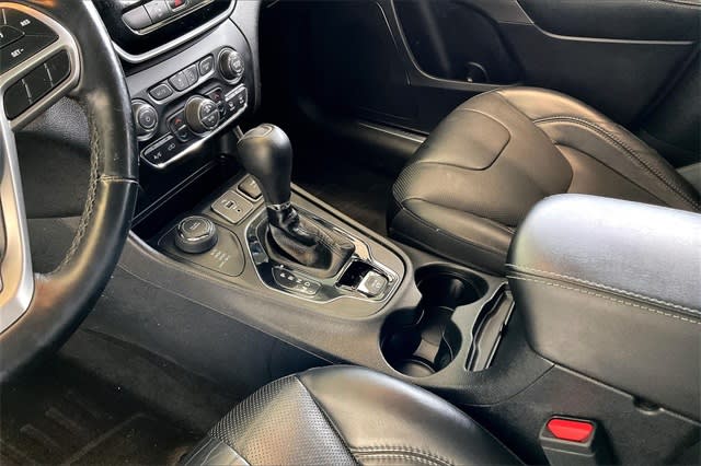 Thumbnail: 2020 Jeep Cherokee - 16