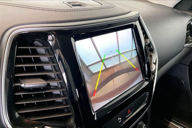 Thumbnail: 2019 Jeep Cherokee - 28