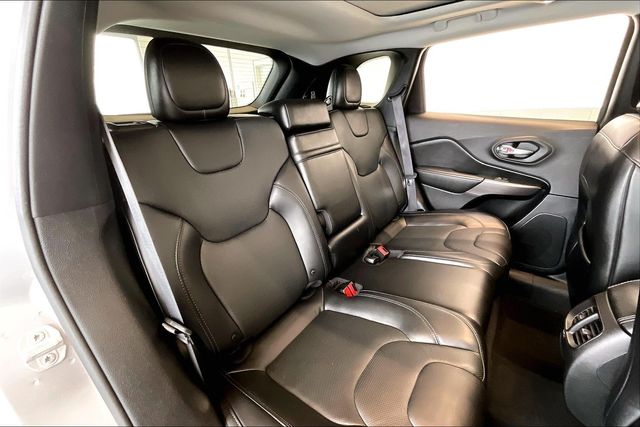 Thumbnail: 2019 Jeep Cherokee - 25