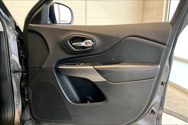 Thumbnail: 2019 Jeep Cherokee - 30