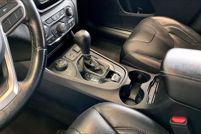 Thumbnail: 2019 Jeep Cherokee - 16