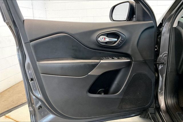 Thumbnail: 2019 Jeep Cherokee - 29