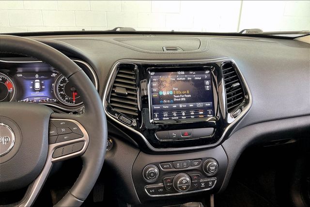 Thumbnail: 2019 Jeep Cherokee - 15
