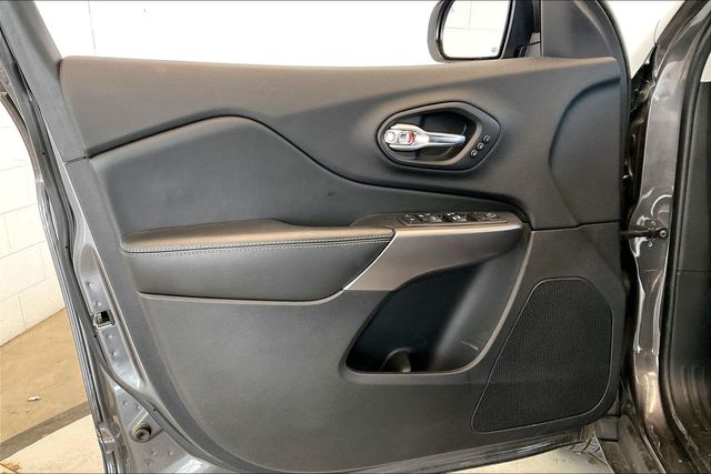 Thumbnail: 2019 Jeep Cherokee - 29