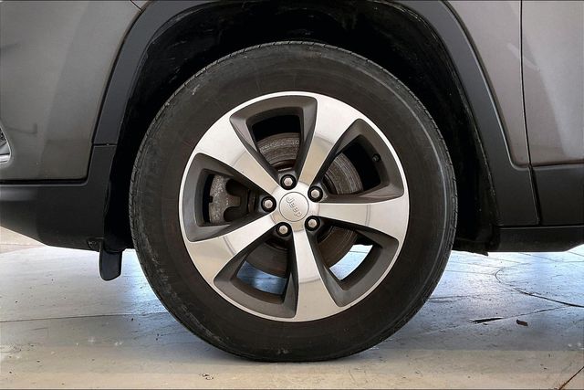 Thumbnail: 2019 Jeep Cherokee - 8