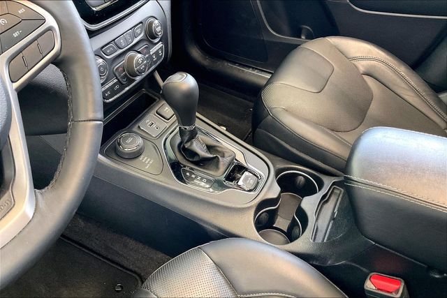 Thumbnail: 2019 Jeep Cherokee - 16