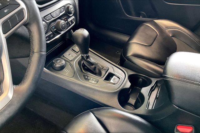 Thumbnail: 2019 Jeep Cherokee - 17