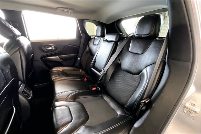 Thumbnail: 2019 Jeep Cherokee - 22