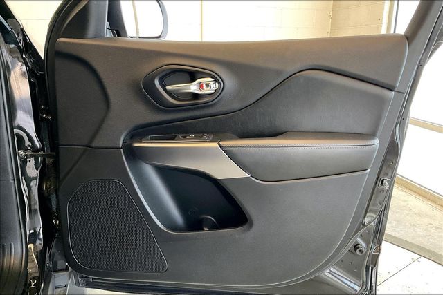 Thumbnail: 2019 Jeep Cherokee - 30