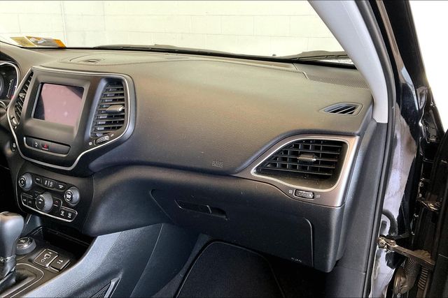 Thumbnail: 2019 Jeep Cherokee - 15