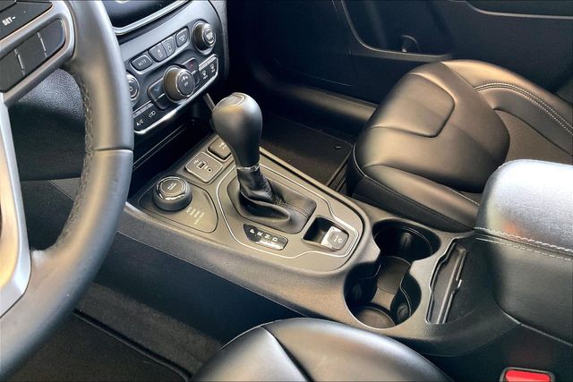 Thumbnail: 2019 Jeep Cherokee - 17