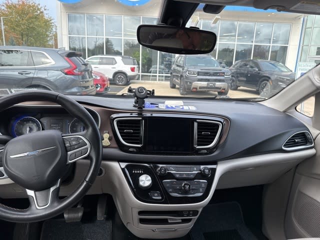 Thumbnail: 2017 Chrysler Pacifica - 6