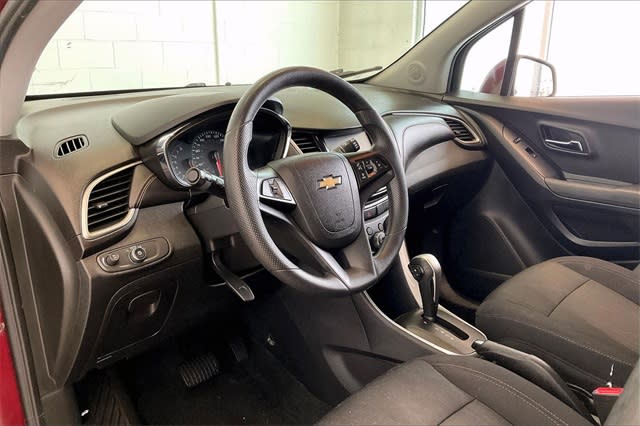 Thumbnail: 2017 Chevrolet Trax - 2