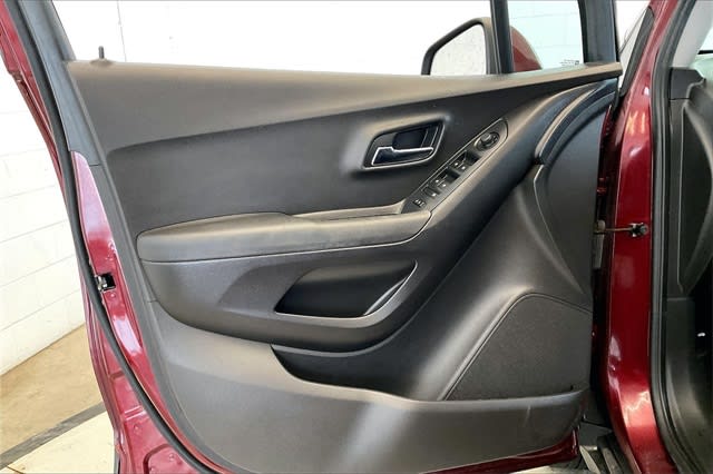 Thumbnail: 2017 Chevrolet Trax - 29