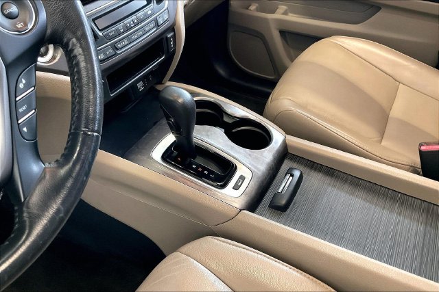 Thumbnail: 2017 Honda Pilot - 16