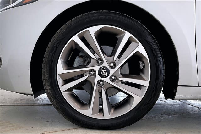 2017 Hyundai Elantra Limited Edition 8