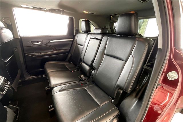 Thumbnail: 2017 Toyota Highlander - 21