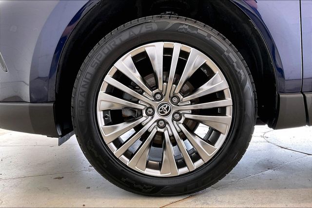 Thumbnail: 2023 Toyota Venza - 8
