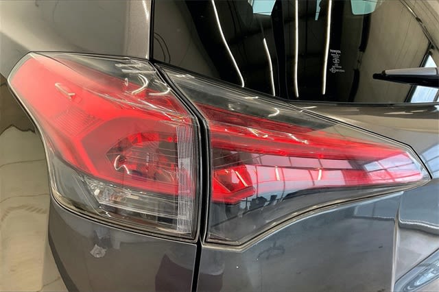 Thumbnail: 2018 Toyota RAV4 - 32