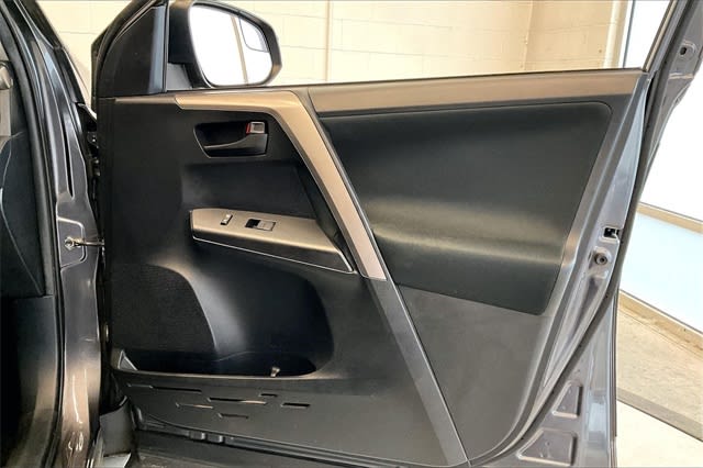 Thumbnail: 2018 Toyota RAV4 - 30