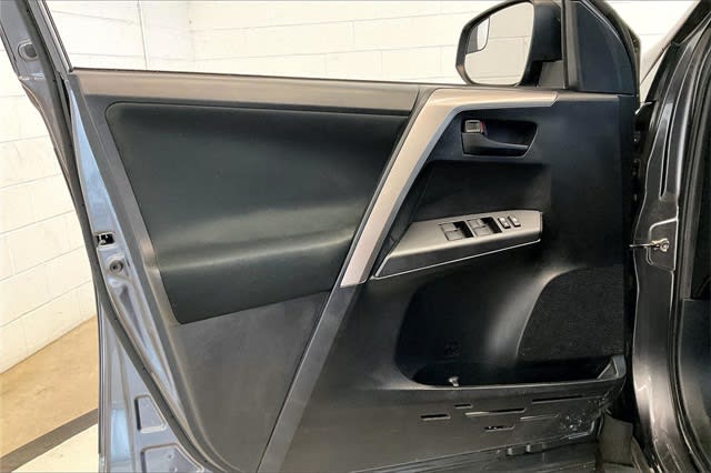 Thumbnail: 2018 Toyota RAV4 - 29