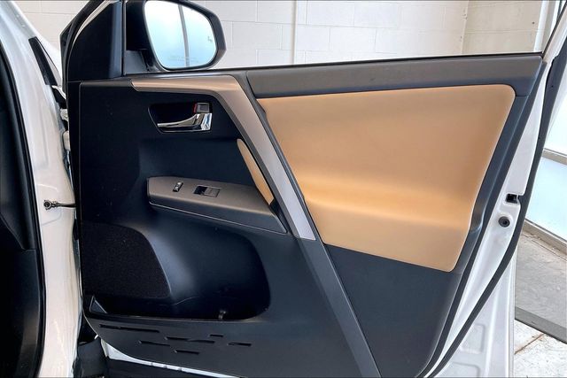 Thumbnail: 2018 Toyota RAV4 - 30